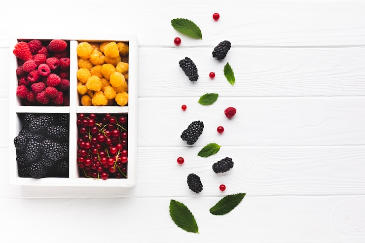 Foto gratuito bayas y hojas y frutas frescas y planas con espacio de copia