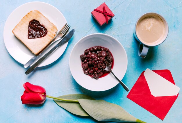 Bayas con mermelada en forma de corazón en pan tostado