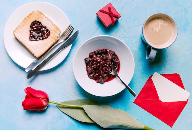 Bayas con mermelada en forma de corazón en pan tostado