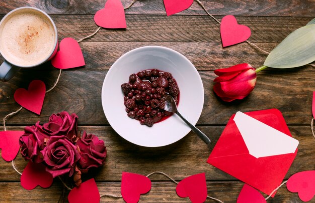 Bayas en plato con corazones de papel