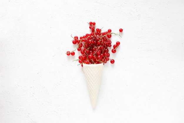 Bayas de verano frambuesas doradas, grosella roja sobre blanco