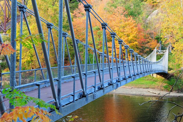 Bear Mountain con el río Hudson y el puente en otoño con follaje colorido.