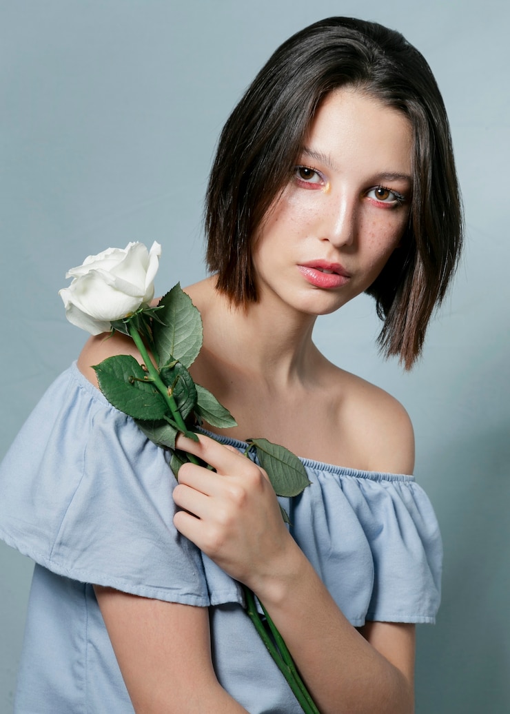 Photo Gratis beautiful model posing with flower