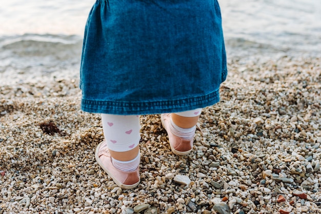 Foto gratuita bebé en arenas de playa