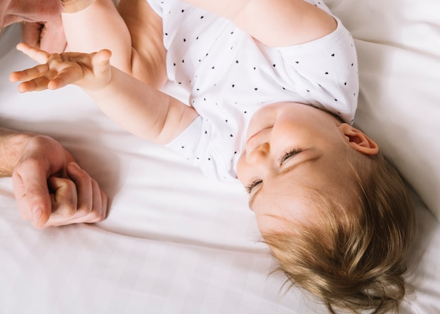 Bebé en la cama por la mañana