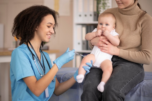 Foto gratuita bebé en la clínica de salud para la vacunación