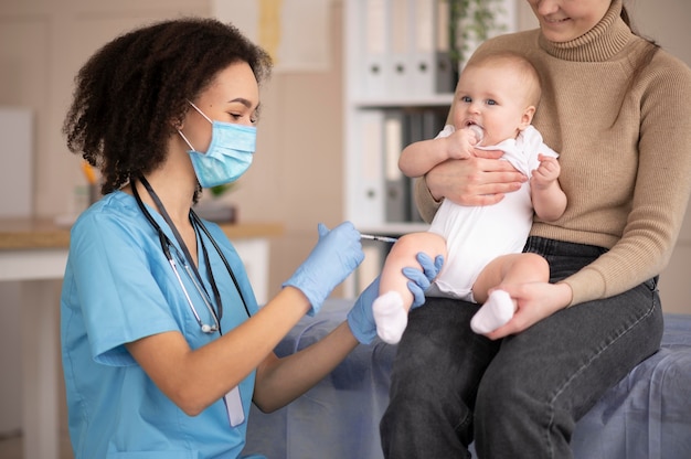 Bebé en la clínica de salud para la vacunación