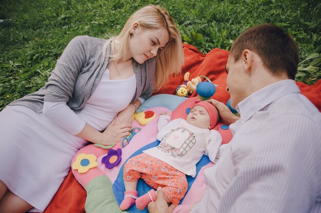 Bebé dormido con sus padres mirando