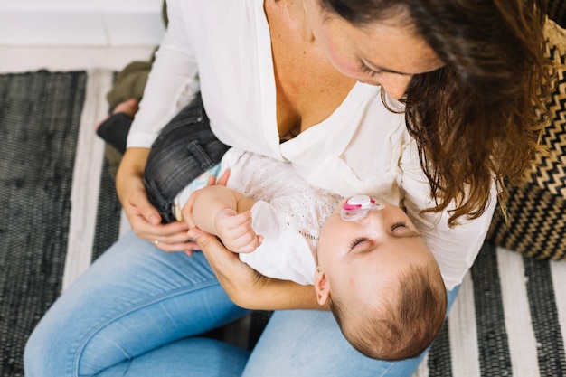 Foto gratuita bebé durmiendo en brazos de la madre