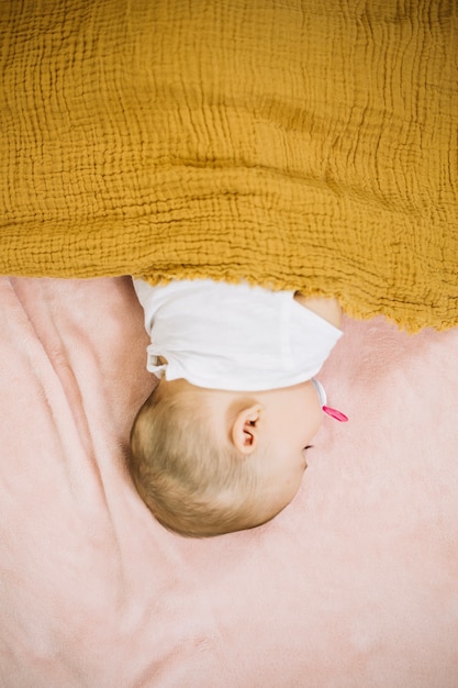 Foto gratuita bebé durmiendo manta amarilla uner