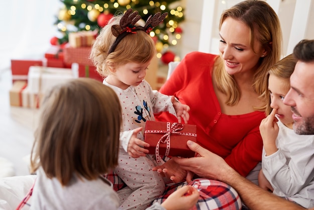 Bebé feliz con la familia en Navidad