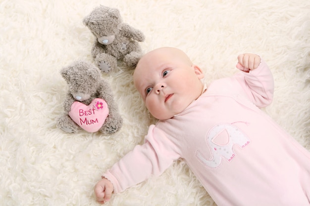 Foto gratuita un bebé joven y hermoso en rosa