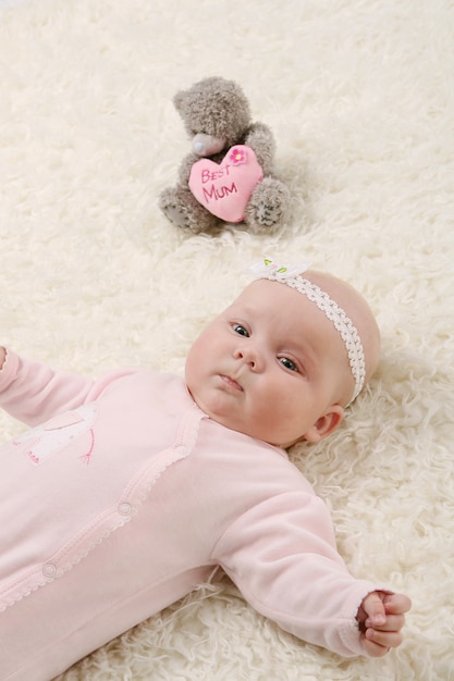 Foto gratuita un bebé joven y hermoso en rosa