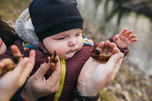 Bebé jugando con los juguetes y los padres