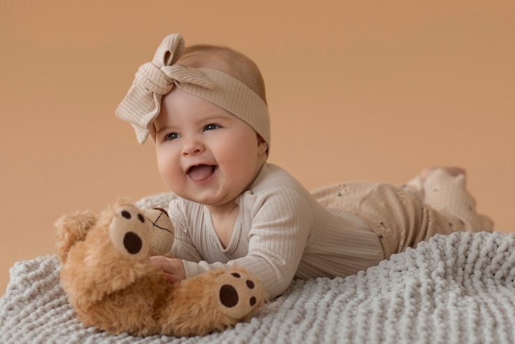 Foto gratuito un bebé lindo con un peluche