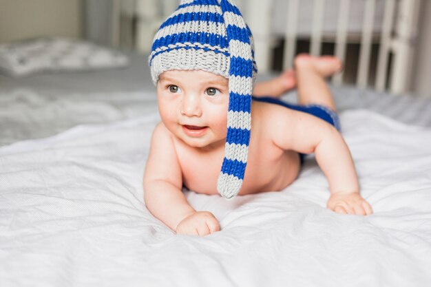 Bebé llevando gorro tejido a rayas