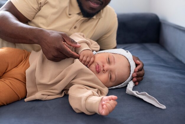 Bebé negro pasando tiempo con su papá