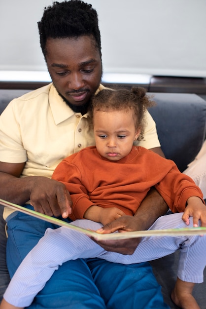 Bebé negro pasando tiempo con su papá