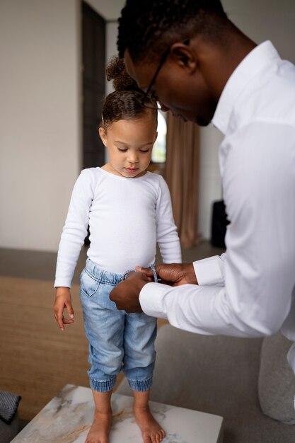 Bebé negro pasando tiempo con su papá