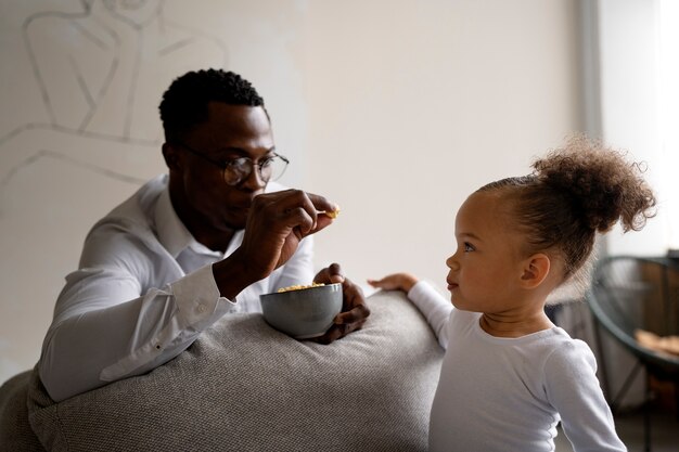 Foto gratuita bebé negro pasando tiempo con su papá