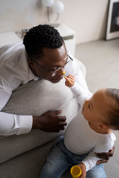 Bebé negro pasando tiempo con su papá