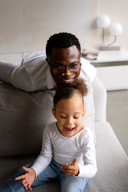 Bebé negro pasando tiempo con su papá