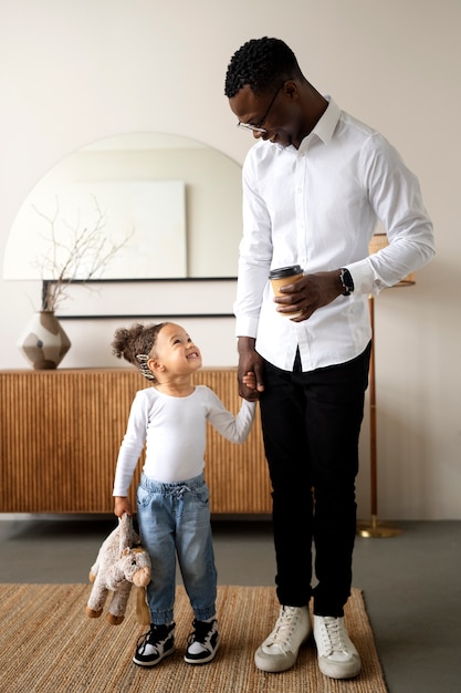 Foto gratuita bebé negro pasando tiempo con su papá