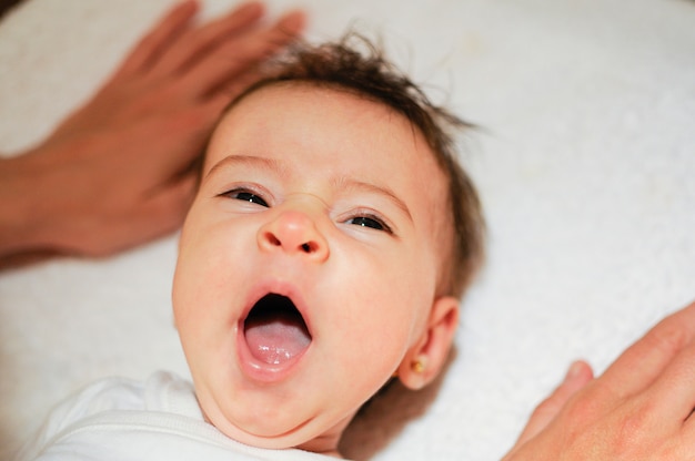 Bebé niña dos meses de edad bostezando