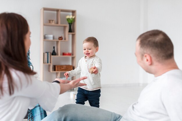 Bebé y padres en casa