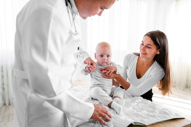 Foto gratuita bebé recién nacido sostenido por el médico y la madre.