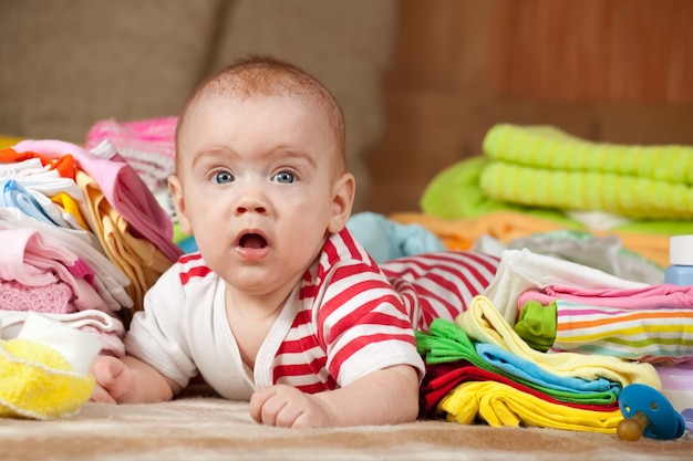 Foto gratuita bebé con ropa de niños