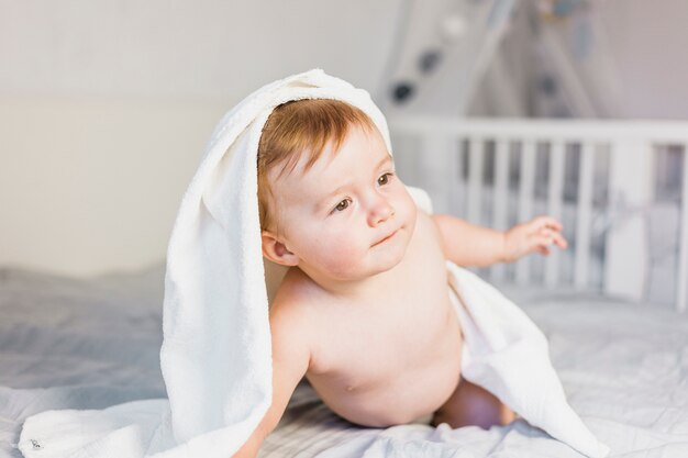 Bebé rubio con toalla