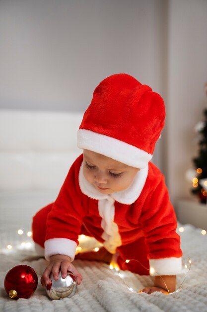 Bebé de tiro completo con traje de santa