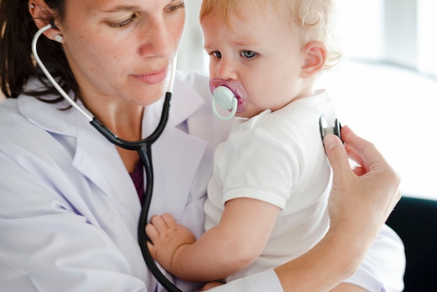 Foto gratuita bebé visitando al médico para un chequeo