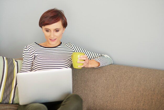 Beber un buen café y trabajar en la computadora portátil