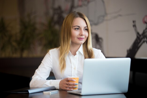 Beber café en vacaciones de negocios