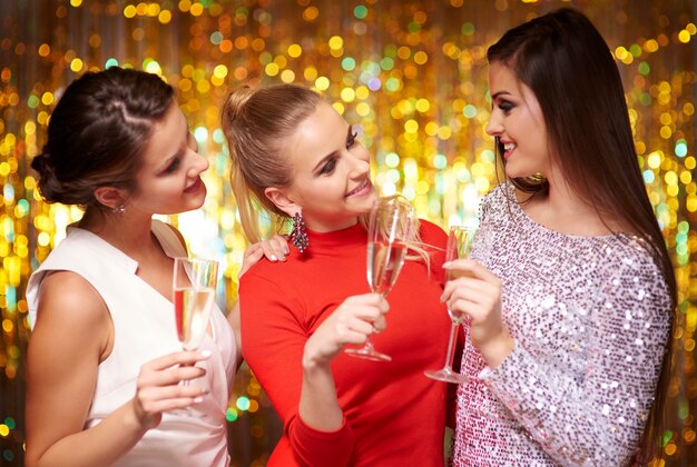 Beber champán en la víspera de año nuevo