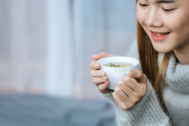 Beber té de hierbas en un día frío