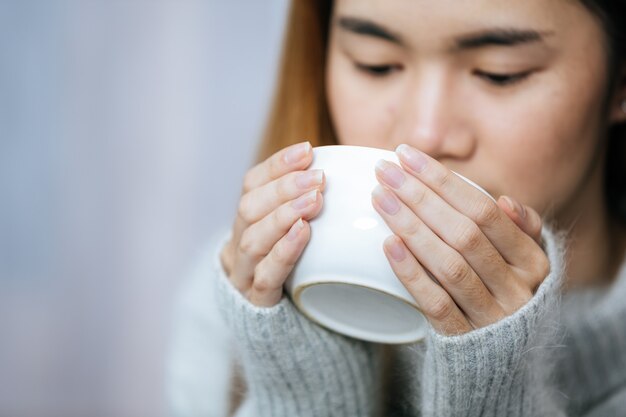 Beber té de hierbas en un día frío