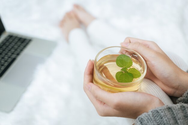 Beber té de hierbas en un día frío