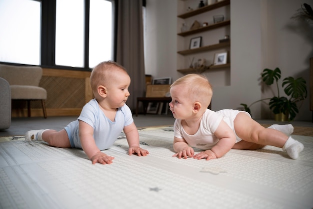 Bebés gateando y aprendiendo a caminar juntos