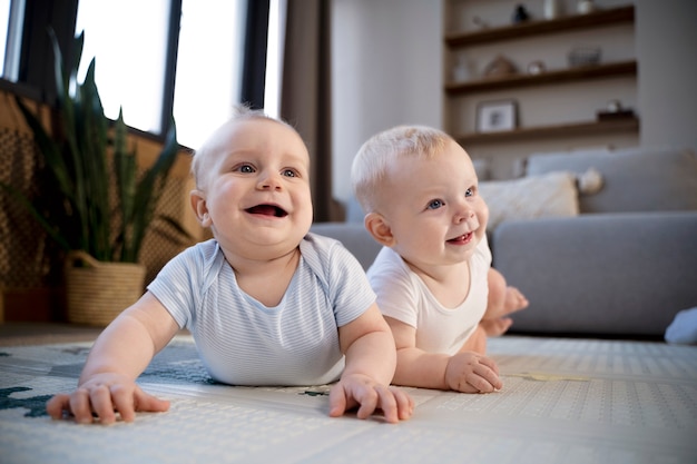 Foto gratuita bebés gateando y aprendiendo a caminar juntos