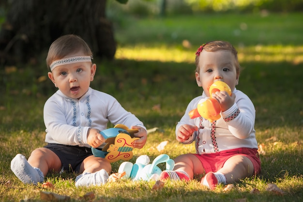 Bebés de menos de un año jugando con juguetes.