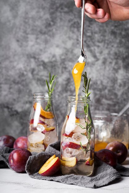 Bebida alcohólica fuerte con frutas.