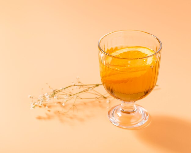 Bebida alcohólica de naranja con espacio de copia