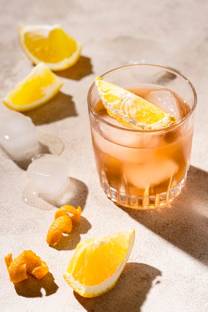 Bebida alcohólica refrescante con hielo