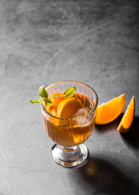 Bebida alcohólica con rodajas de naranja.