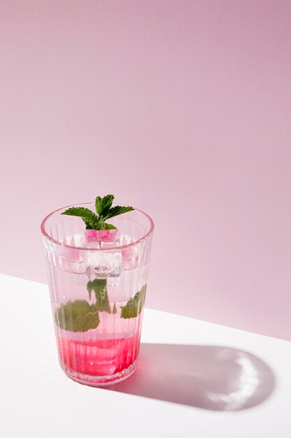 Bebida de aroma a fruta helada en la mesa