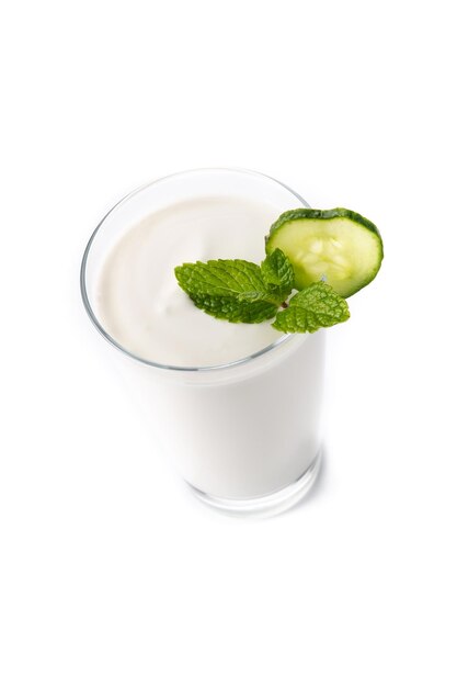 Bebida Ayran con menta y pepino en vidrio aislado sobre fondo blanco