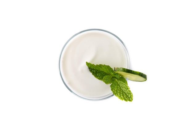 Bebida Ayran con menta y pepino en vidrio aislado sobre fondo blanco